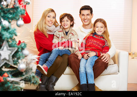 Glückliche Familie und Kinder mit einem Weihnachtsbaum Weihnachten feiern Stockfoto