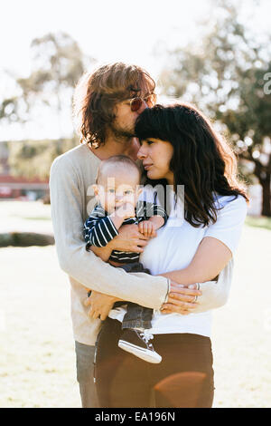 Paar mit Baby im park Stockfoto