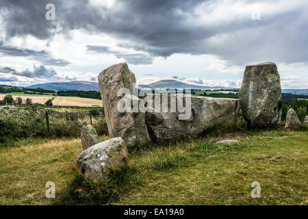 Landschaftsansicht des antiken Steinkreis-Denkmals Tomnaverie in Tarland, Aberdeenshire. Steine liegen auf grünem Gras, Berge im Hintergrund. Stockfoto