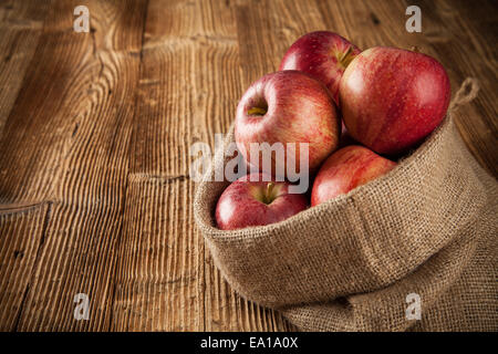 Herbstliche Früchte auf Holzbohlen Stockfoto