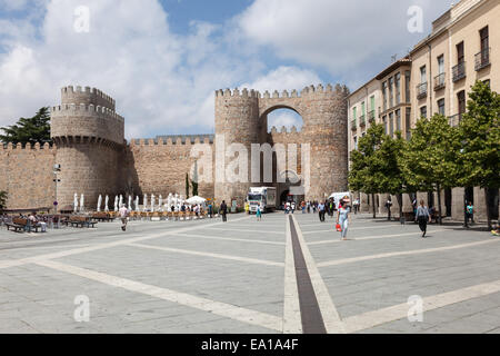 Plaza de Santa Teresa und Tor Alcazar in Ávila, Kastilien und Leon, Spanien Stockfoto