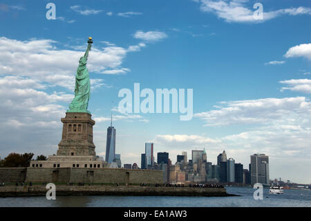 Freiheitsstatue gegen Lower Manhattan. Stockfoto