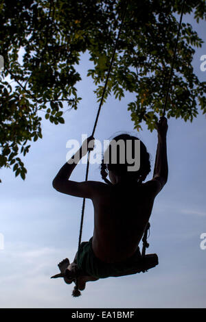 Narayangonj, Bangladesch. 5. November 2014. Spielt eine Mädchen auf einer Schaukel in Bangladesch unter Baum © Zakir Hossain Chowdhury/ZUMA Draht/Alamy Live News Stockfoto