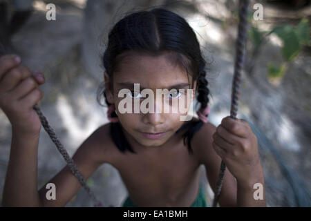 Narayangonj, Bangladesch. 5. November 2014. Spielt eine Mädchen auf einer Schaukel in Bangladesch unter Baum © Zakir Hossain Chowdhury/ZUMA Draht/Alamy Live News Stockfoto