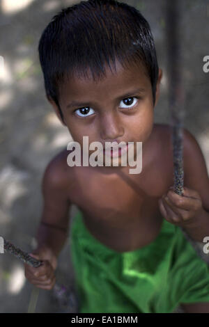 Narayangonj, Bangladesch. 5. November 2014. Spielt eine Mädchen auf einer Schaukel in Bangladesch unter Baum © Zakir Hossain Chowdhury/ZUMA Draht/Alamy Live News Stockfoto