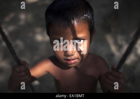 Narayangonj, Bangladesch. 5. November 2014. Spielt eine Mädchen auf einer Schaukel in Bangladesch unter Baum © Zakir Hossain Chowdhury/ZUMA Draht/Alamy Live News Stockfoto