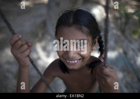 Narayangonj, Bangladesch. 5. November 2014. Spielt eine Mädchen auf einer Schaukel in Bangladesch unter Baum © Zakir Hossain Chowdhury/ZUMA Draht/Alamy Live News Stockfoto