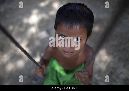 Narayangonj, Bangladesch. 5. November 2014. Spielt eine Mädchen auf einer Schaukel in Bangladesch unter Baum © Zakir Hossain Chowdhury/ZUMA Draht/Alamy Live News Stockfoto