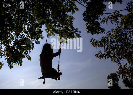 Narayangonj, Bangladesch. 5. November 2014. Spielt eine Mädchen auf einer Schaukel in Bangladesch unter Baum © Zakir Hossain Chowdhury/ZUMA Draht/Alamy Live News Stockfoto