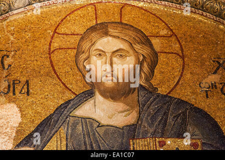 Christus Pantokrator-Mosaik in das Tympanon zwischen Exonarthex und Narthex der Chora-Kirche, Istanbul, Türkei. Stockfoto