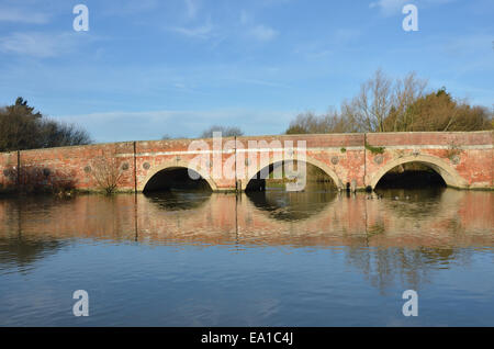 rote Ziegel gewölbt Brücke Stockfoto