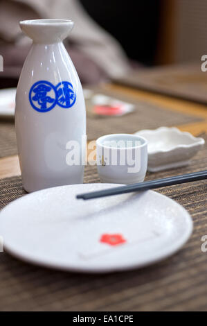 Tischset und Sake im japanischen Stil Stockfoto