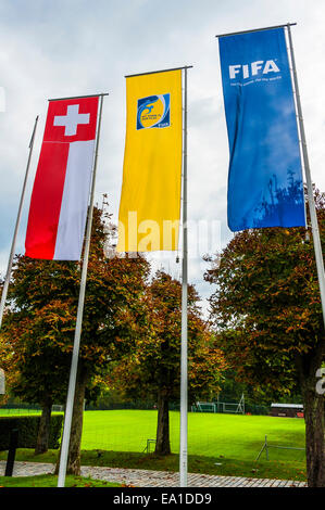 Fahnen am Eingang zum Hauptquartier der FIFA in Zürich, Schweiz Stockfoto