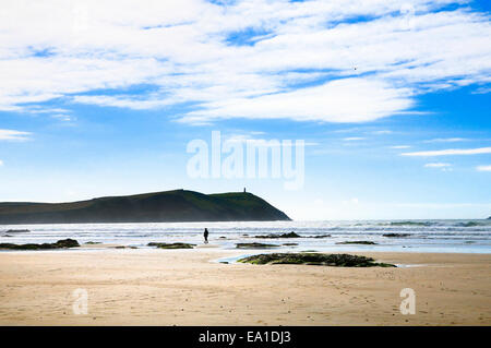 Polzeath Strand mit Blick auf Stepper Point, Cornwall, UK Stockfoto