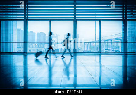 Pendler-Bewegung verwischt in modernen Korridor Stockfoto