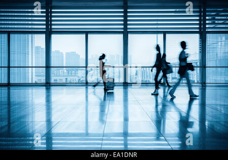 Passagieren Bewegungsunschärfe in modernen Korridor Stockfoto