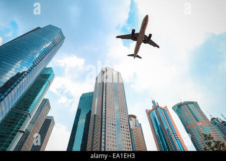 moderne Gebäude mit Flugzeug Stockfoto