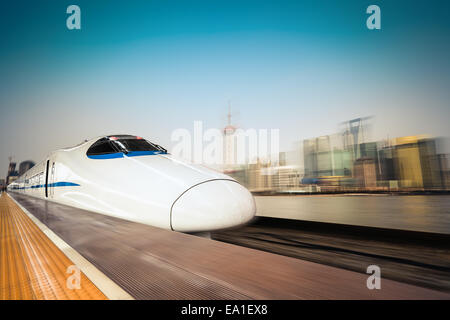 High-Speed-Zug und modernen städtischen Hintergrund Stockfoto