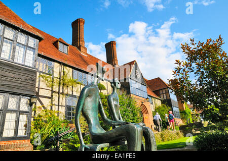 "König und Königin" Skulptur von Henry Moore, neben The Manor House in RHS Wisley, Woking, Surrey, UK Stockfoto