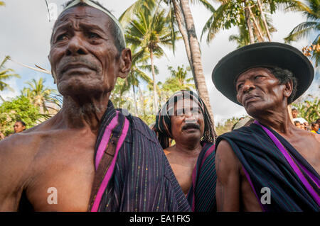 Portrait der Ältesten der traditionellen Gemeinschaft während der Kulturveranstaltung in Lewotolok, am Hang des Lewotolok Vulkans auf Lembata Island, Indonesien. Stockfoto