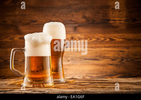 Glas Bier mit Ähren auf Holzbohlen Stockfoto