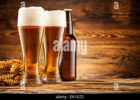 Glas Bier mit Ähren auf Holzbohlen Stockfoto