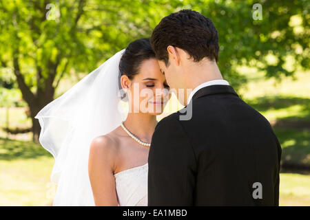 Romantische frisch vermählte Paar stehen im park Stockfoto