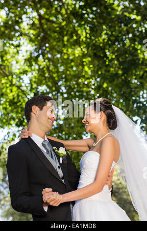 Romantisches Brautpaar tanzen im park Stockfoto