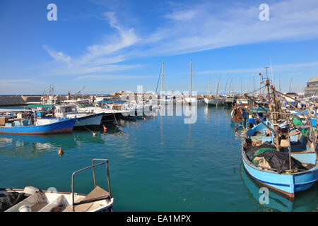 Die weißen Segel in den alten Hafen von Jaffa Stockfoto