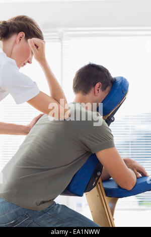 Mann empfangenden Massage Therapeuten Stockfoto