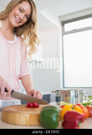 Glückliche Frau Hacken Gemüse an Bord Stockfoto
