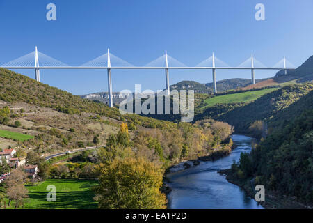 Aus dem Blickwinkel der Peyre, einen Überblick über das Tarn-Tal mit dem herausragenden Viadukt gestaltet von Norman Foster (Frankreich). Stockfoto