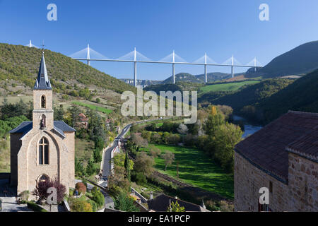 Aus dem Blickwinkel der Peyre, einen Überblick über das Tarn-Tal mit dem herausragenden Viadukt gestaltet von Norman Foster (Frankreich). Stockfoto