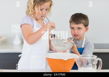 Kinder vorbereiten Cookies in Küche Stockfoto