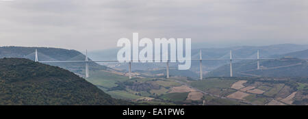 Entworfen von dem Ingenieur M.Virlogeux und vom Architekten N.Foster, ist das Viadukt von Millau höchste Schrägseilbrücke (Frankreich). Stockfoto