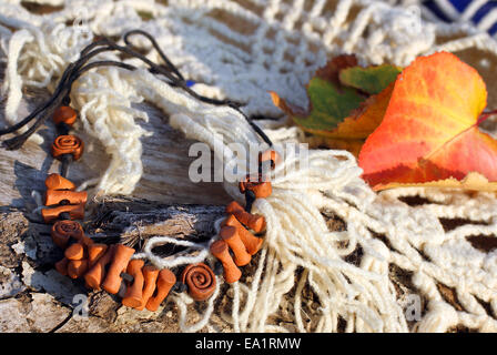 Ethnischen Ton Halskette (Armband) auf Herbst-Stil Hintergrund Stockfoto