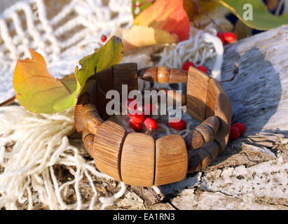 Handgefertigt aus Holz Armband auf Herbst-Stil Hintergrund Stockfoto