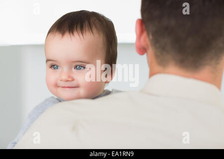 Baby durch Vater Stockfoto