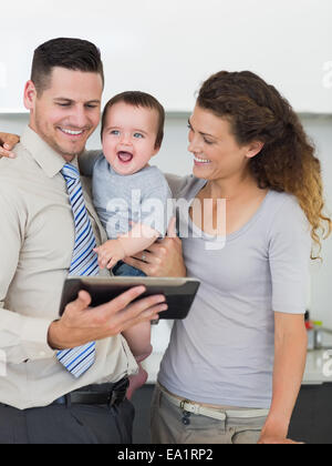 Geschäftsmann mit digital-Tablette und Familie Stockfoto