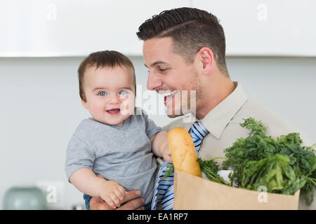 Glückliches Baby durch Unternehmer Stockfoto