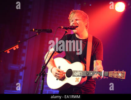 Köln, Deutschland. 22. April 2014. Britischer Musiker Ed Sheeran führt auf der Bühne bei seinem Konzert in Köln, Deutschland, 22. April 2014. Foto: Jan Knoff/Dpa - NO-Draht-SERVICE-/ Dpa/Alamy Live News Stockfoto