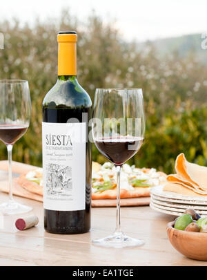 Flasche Rotwein und Glas auf Tisch im freien Stockfoto