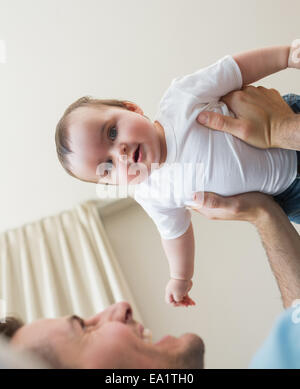 Entzückende Baby getragen von Vater Stockfoto