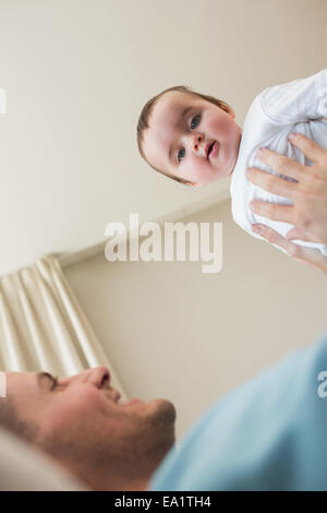 Baby durch Vater Stockfoto