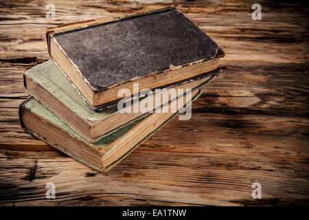 Stapel alter Bücher auf Holzbohlen Stockfoto