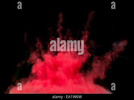 Einfrieren der Bewegung des roten Staub-Ex auf schwarzem Hintergrund isoliert Stockfoto