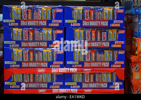 Große Pakete von 30 Schokoriegel zum Verkauf an BJ's Wholesale Club in Whitestone, Queens, New York. Stockfoto