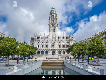 Rathaus von Porto auf Avenida Dos Aliados Stockfoto