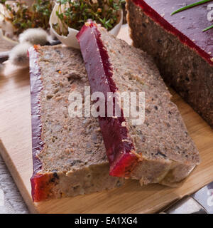 reinigt Pie mit Pilze und wild-Preiselbeeren Stockfoto