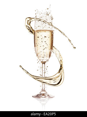 Glas Champagner mit Spritzen, isoliert auf weißem Hintergrund Stockfoto